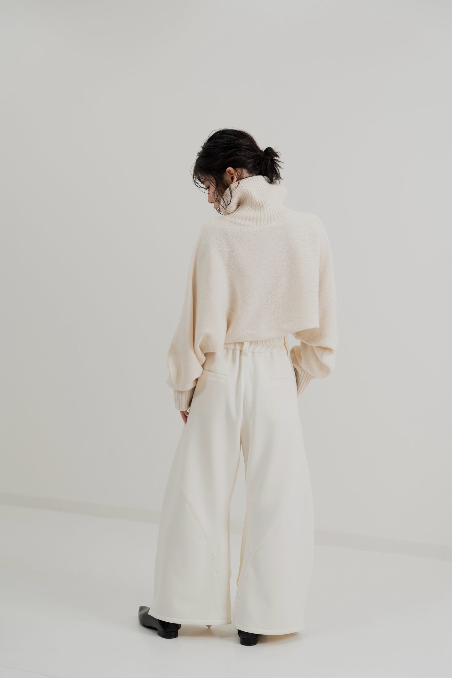 Curved Wide Sweat Pants