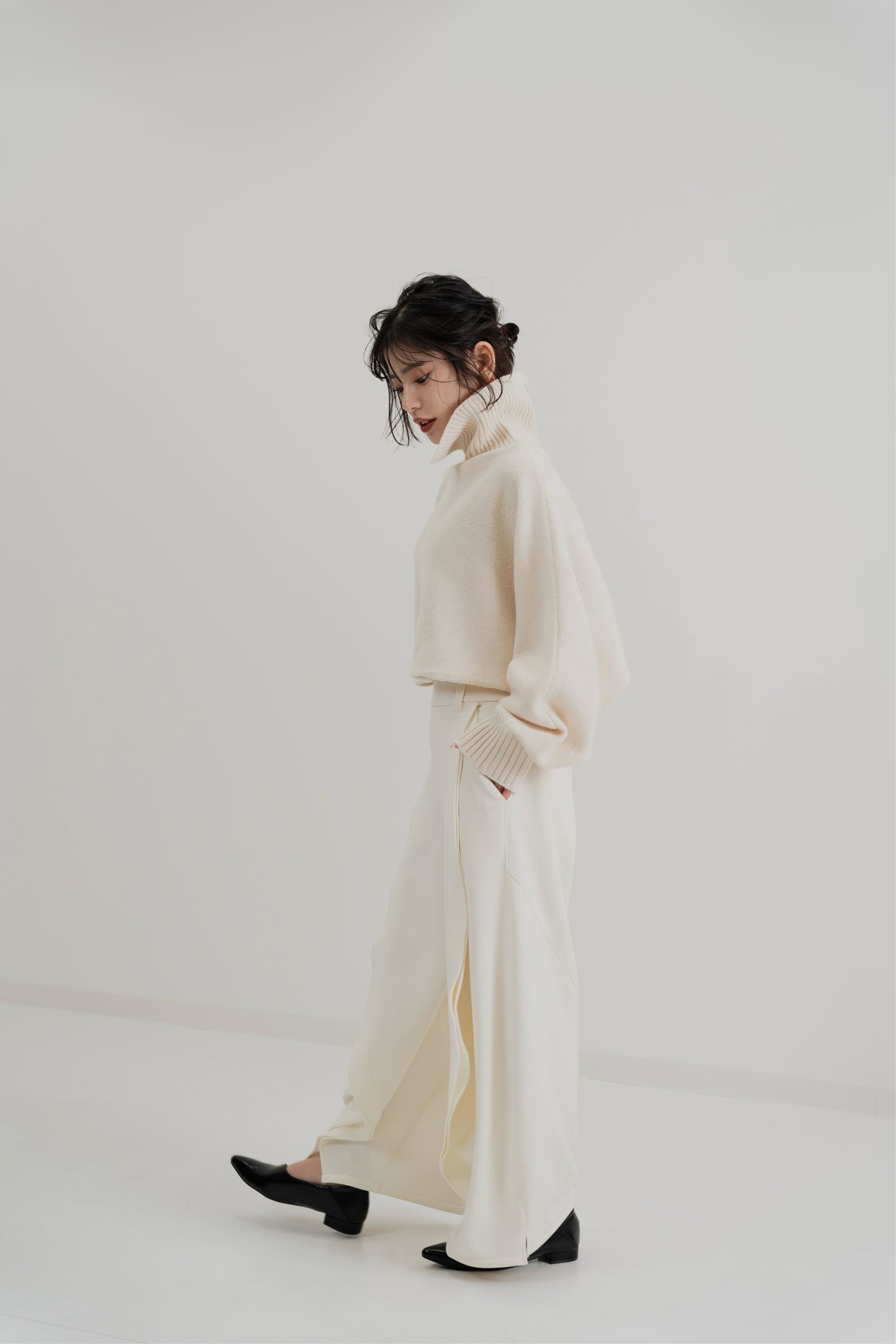 Curved Wide Sweat Pants