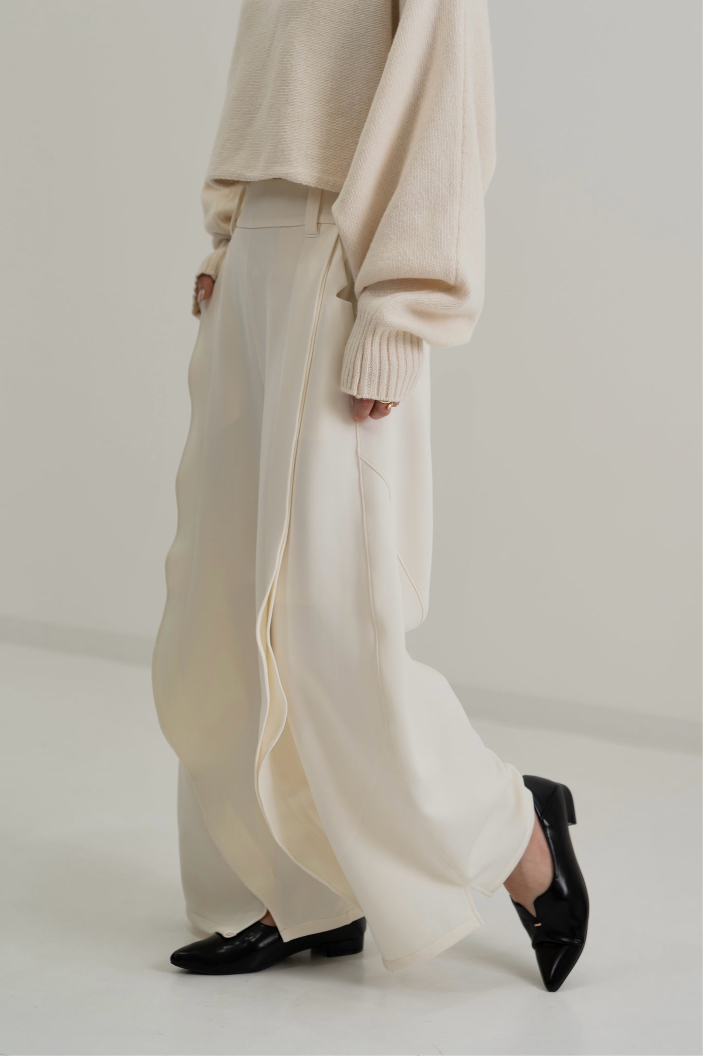 Curved Wide Sweat Pants