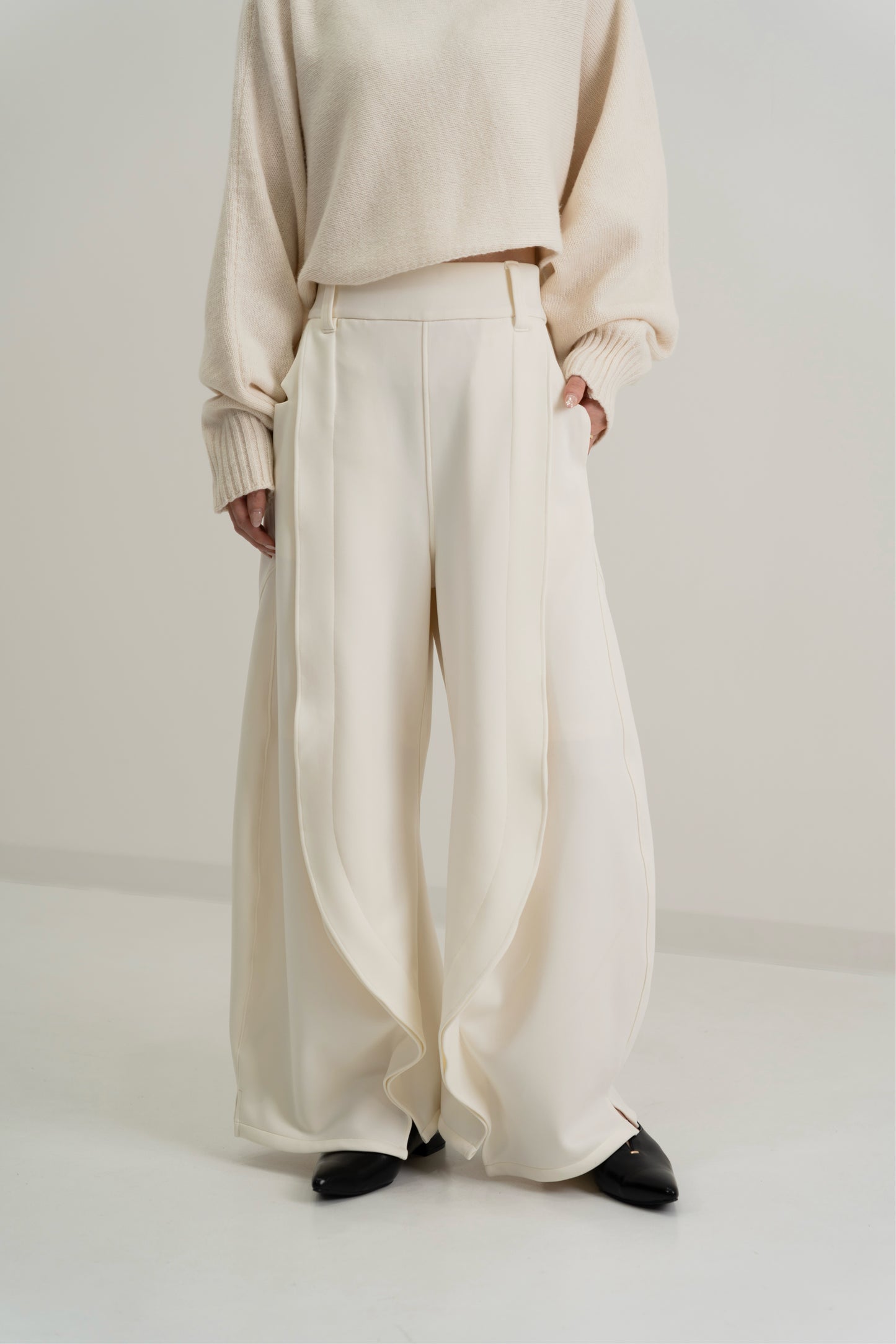 Curved Wide Sweat Pants