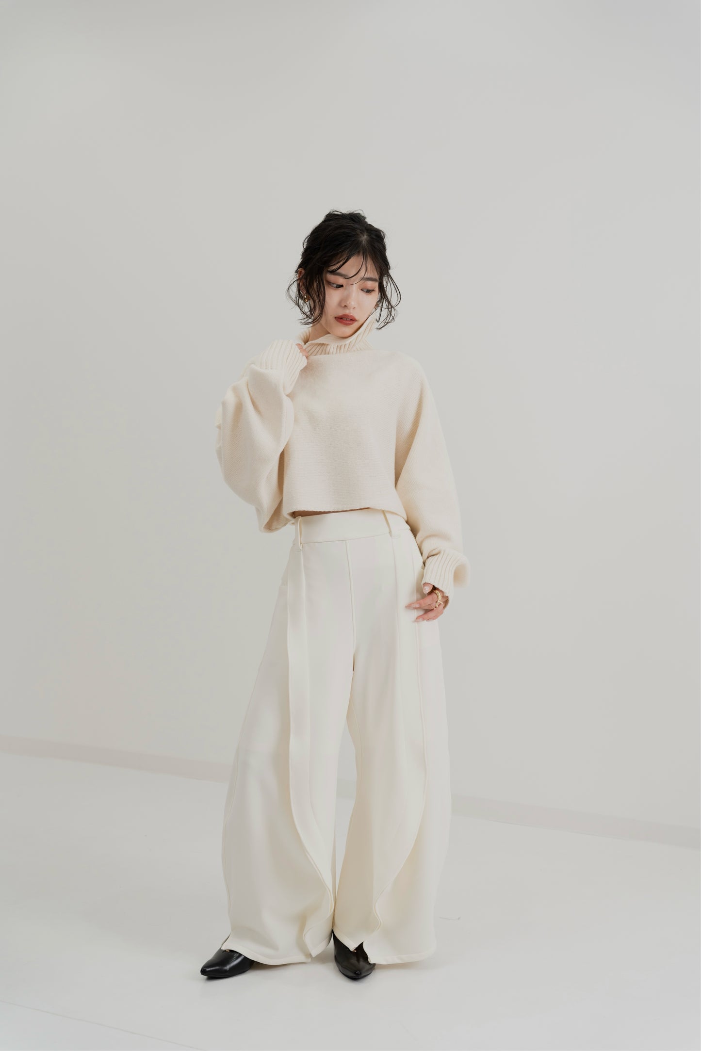 Curved Wide Sweat Pants