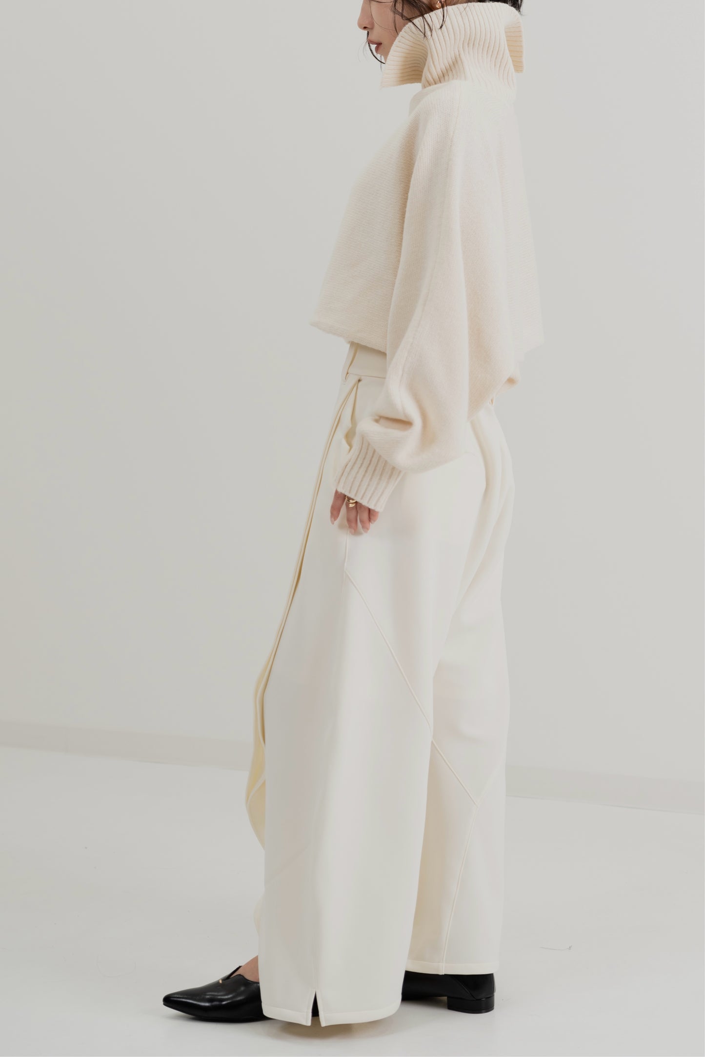 Curved Wide Sweat Pants