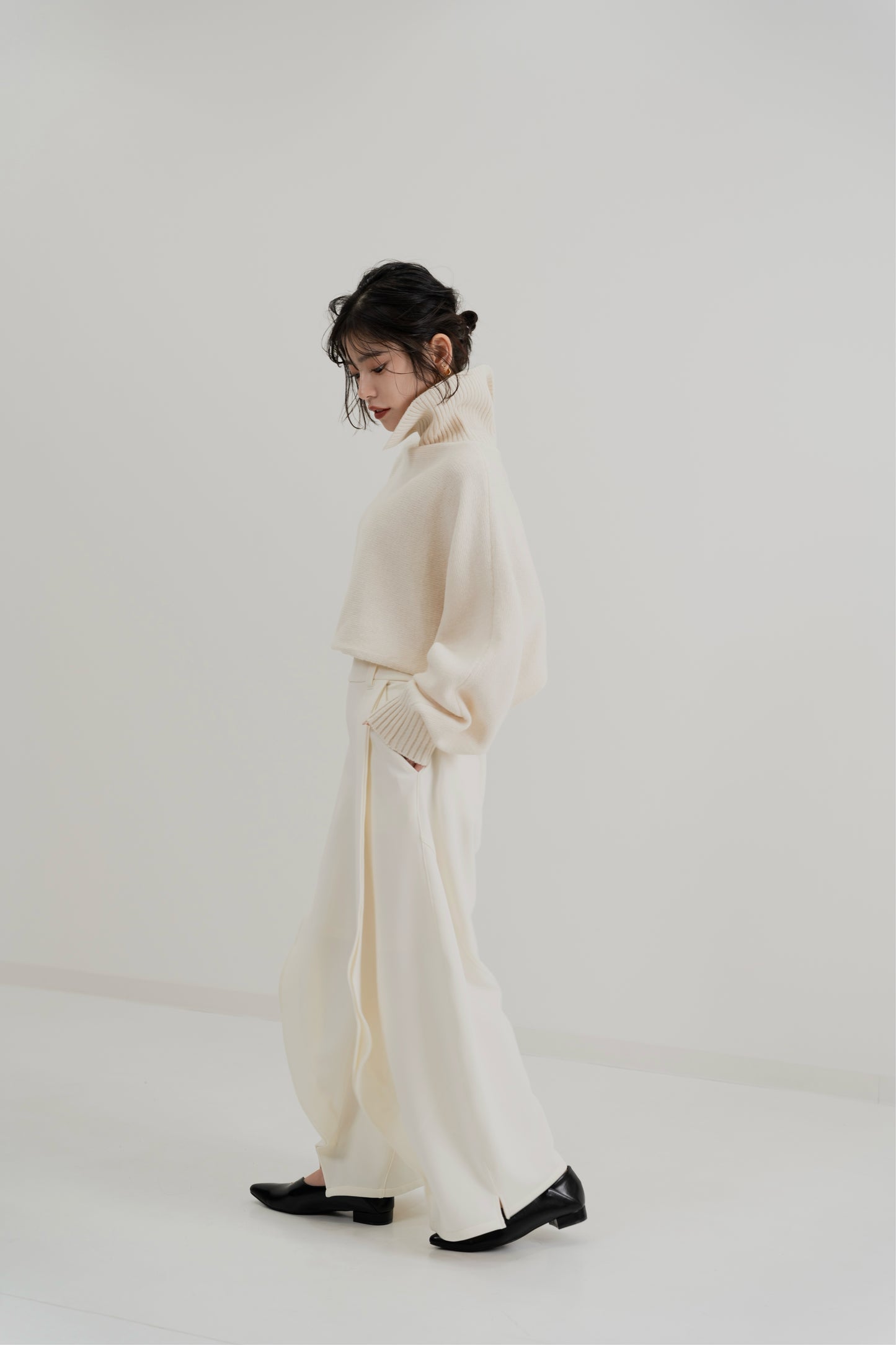 Curved Wide Sweat Pants