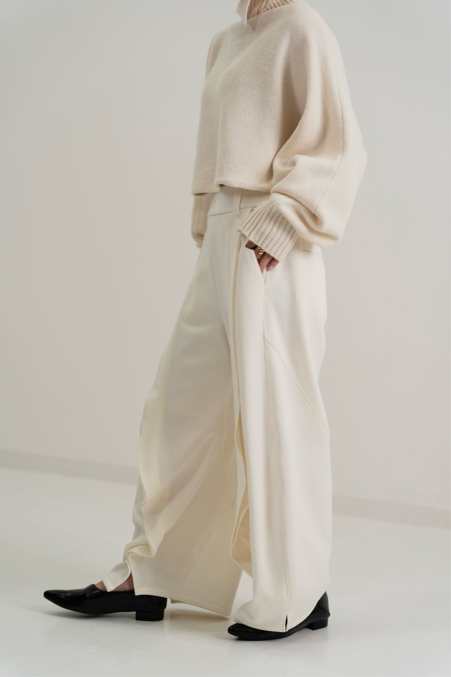 Curved Wide Sweat Pants